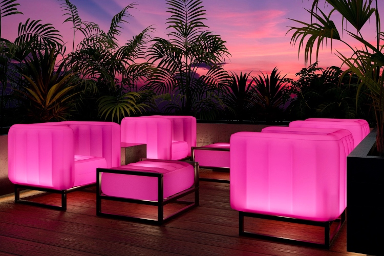 Svetleća fotelja na naduvavanje u roze boji je savršen dodatak vašoj terasi